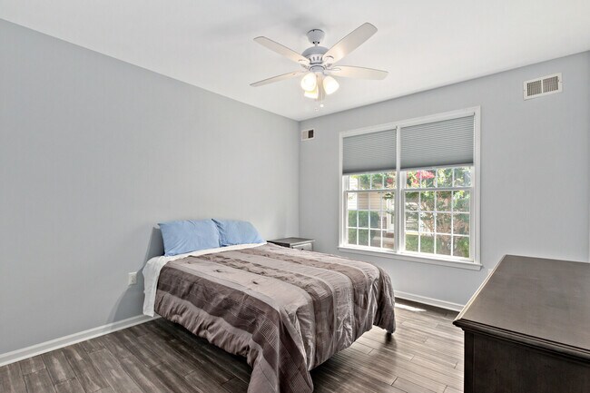 Building Photo - 33 Tallman Ln