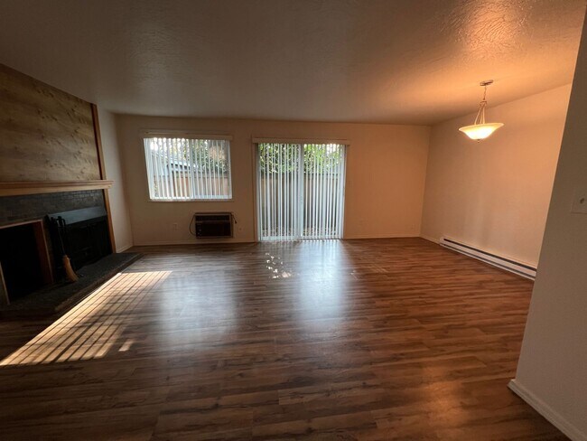 Building Photo - 2 Bedroom Condo in Lake Oswego