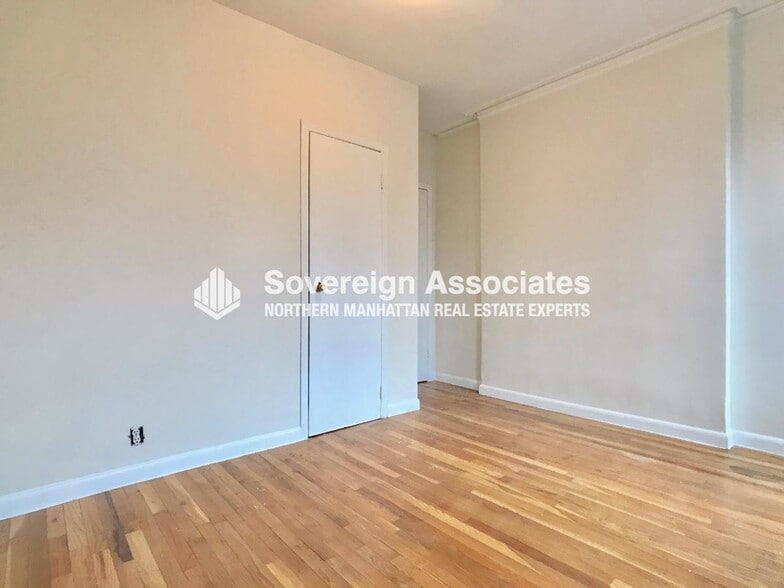 Building Photo - 405 W 49th St