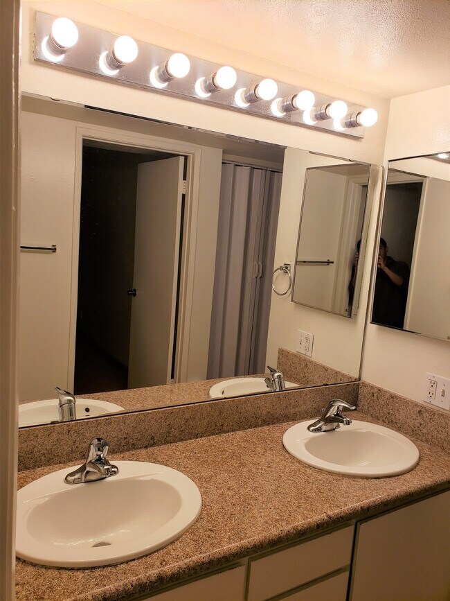 Building Photo - 1127 E Del Mar Blvd