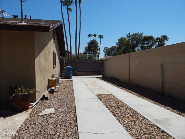 Building Photo - 2712 W Oakey Blvd