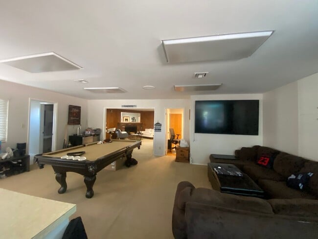 Building Photo - Pool Home in Orange for Lease