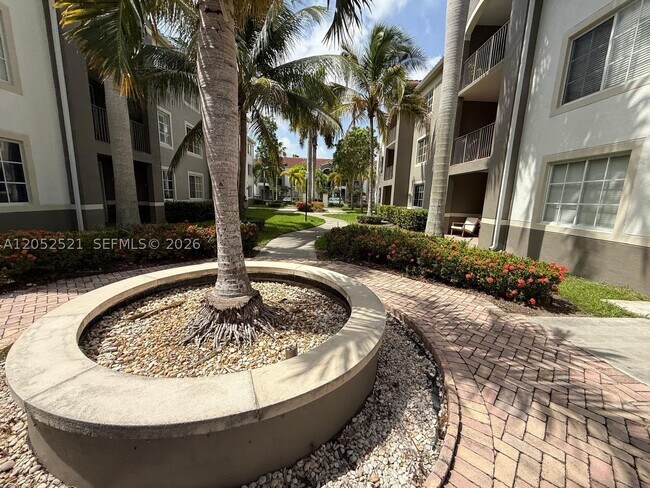 Building Photo - 6861 SW 44th St
