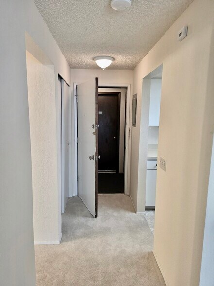Building Photo - 8911 Holly Dr