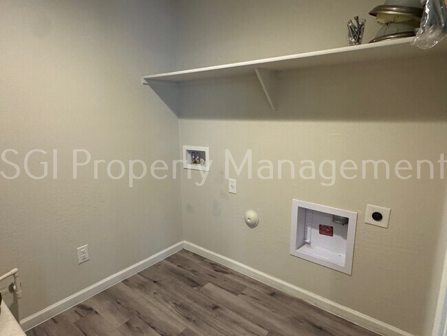 Building Photo - 2033 E Velvet Pl