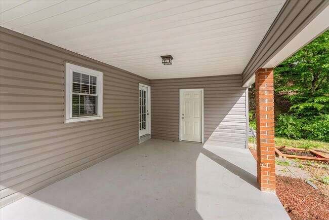 Building Photo - 1004 Murphy Rd
