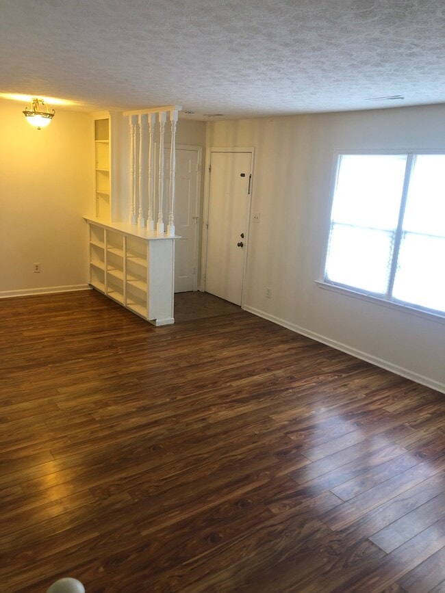 Building Photo - Three Bedroom Townhome near Peaks View Park, Fresh Market, 501 Expressway