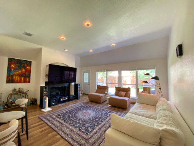 Building Photo - 1215 Heather Brook Dr