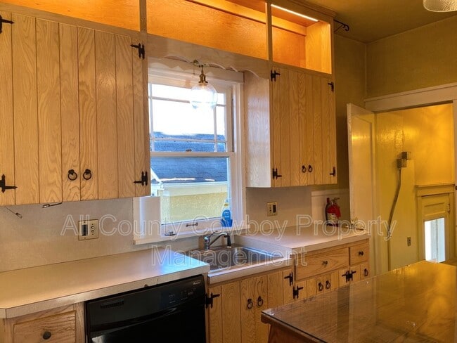 Building Photo - 623 E Lewis St