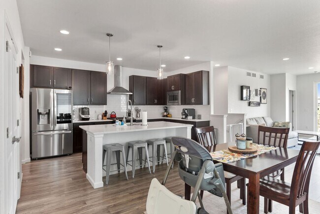 Building Photo - 4 Bedroom, 2 bath in Fort Collins - Backs ...