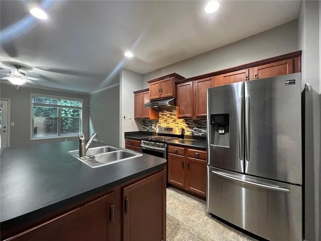 Building Photo - 6996 Kingswood Run Dr
