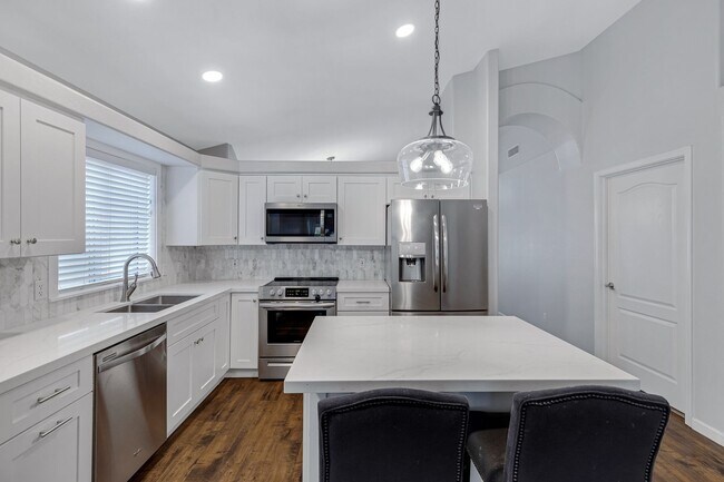 Building Photo - 4 Bedroom/2 Bathroom Remodeled home with S...