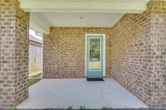 Building Photo - Spacious 4BD/2BA Brick Home Near Navy Federal