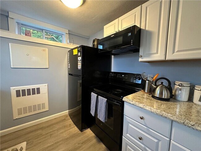 Building Photo - 40 Hemlock Ave