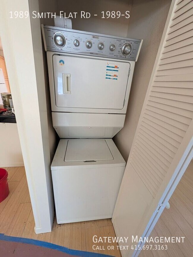 Building Photo - 1989 Smith Flat Rd