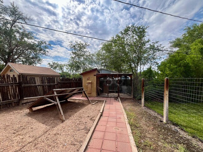 Building Photo - Gorgeous and Quiet 4 Bedroom 2.5 Bathroom ...