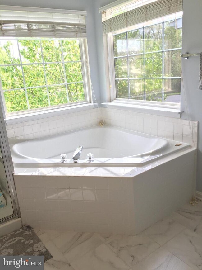 Building Photo - Absolutely Stunning townhome in the heart of Bristow. 3 bedroom, 2 full bathrooms and 2 half baths.