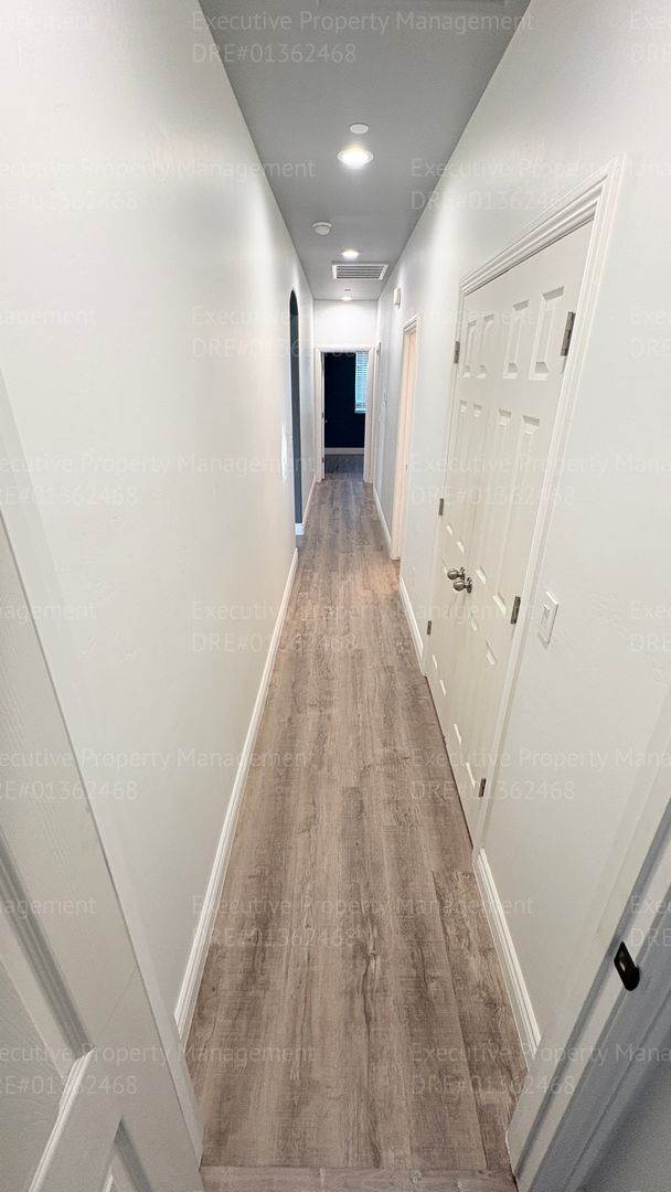 Building Photo - 3 bedroom 2 bathroom home located in a cul- de- sac in a Southwest Bakersfield neighborhood