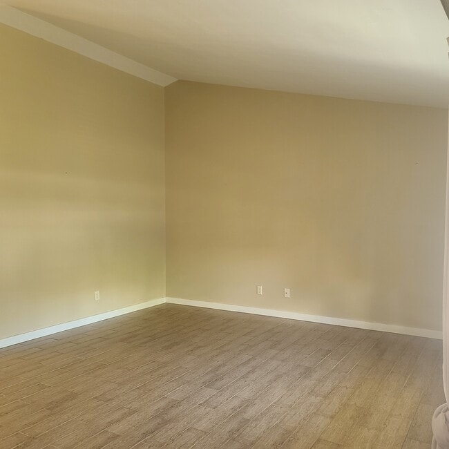 Building Photo - 2716 Daisy Dr