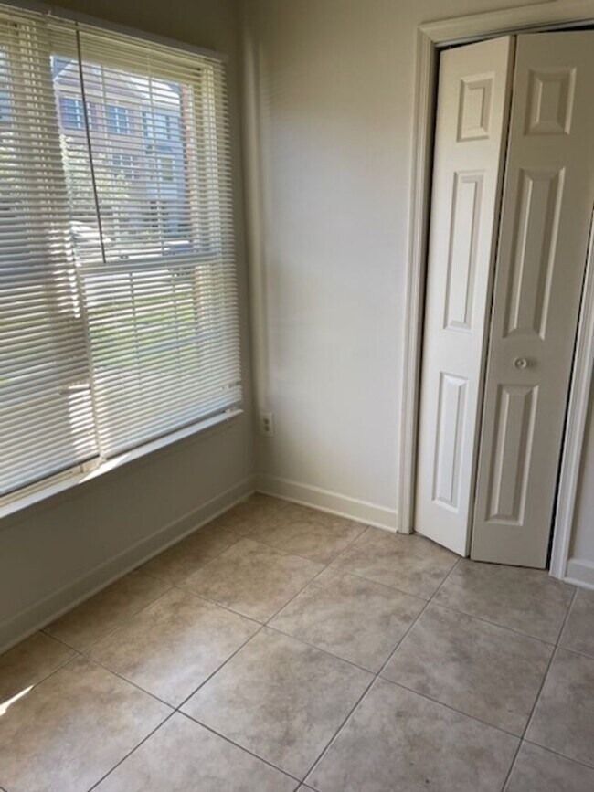 Building Photo - 5516 Sully Lake Dr