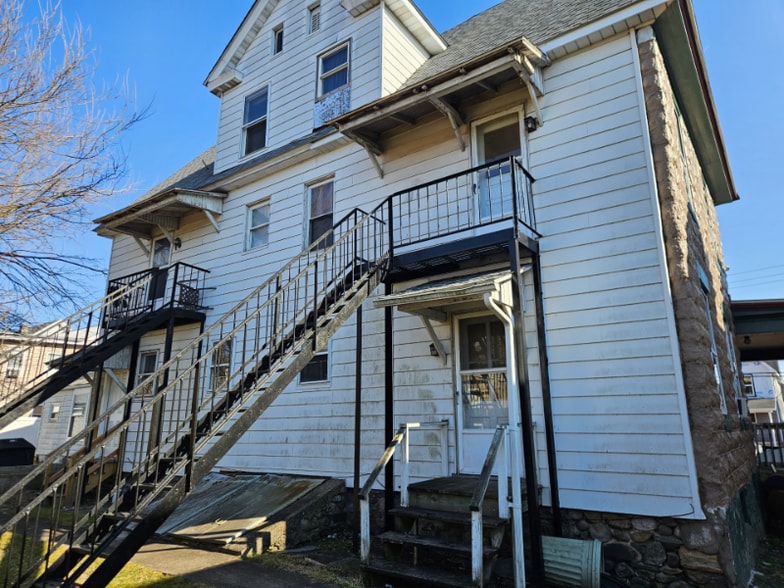 Building Photo - 205 E 2nd St