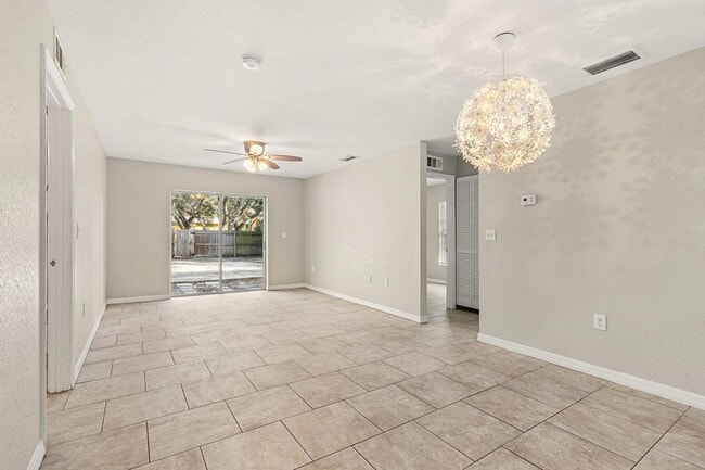 Building Photo - 3 Bedroom Home