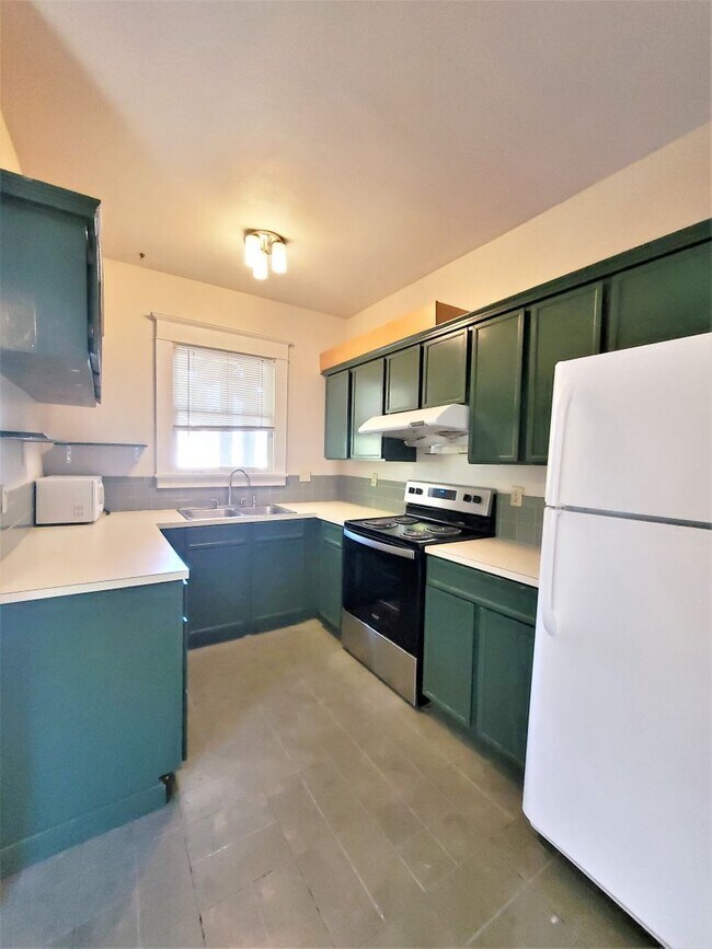 Building Photo - 852 NE 57th St