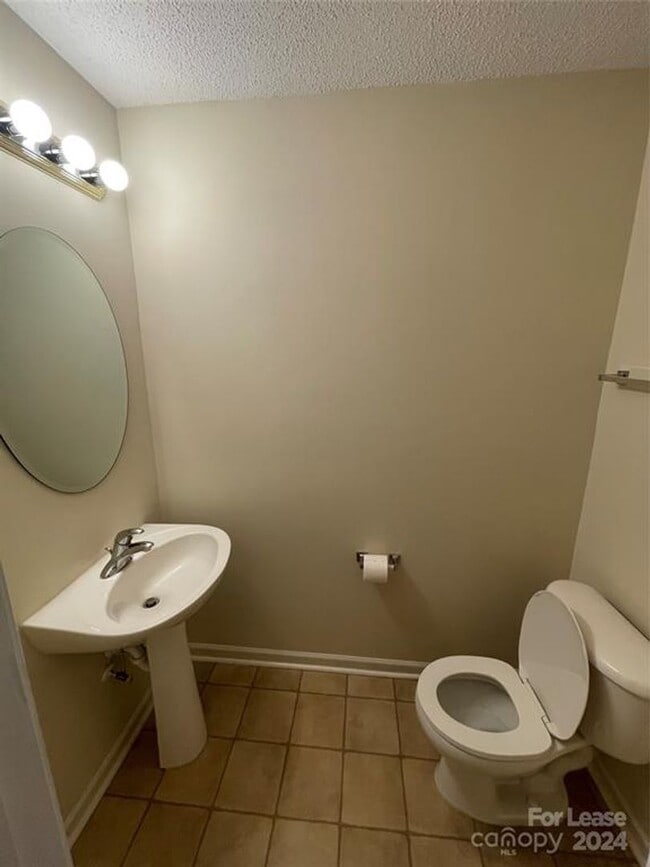 Building Photo - Spacious 2BR 2BA Townhome In Prime Location!