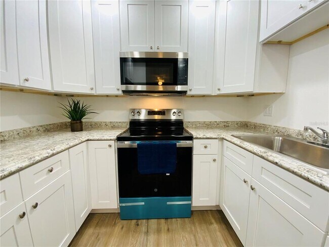 Building Photo - 305 Wellington Ct