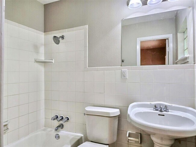 Building Photo - 5922 Densmore Dr