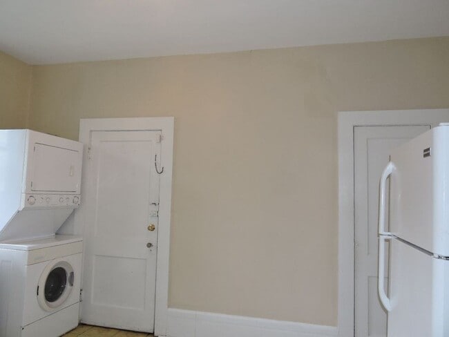 Building Photo - University Gardens One Bedroom Apartment F...
