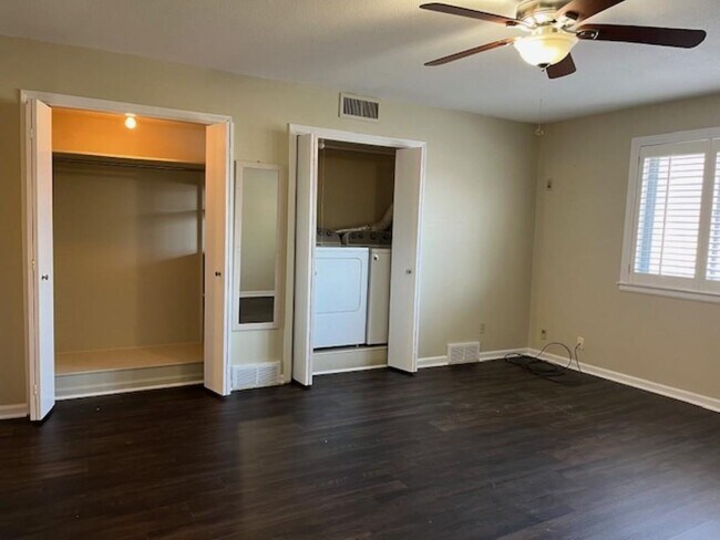 Building Photo - 4400 Poplar Ave