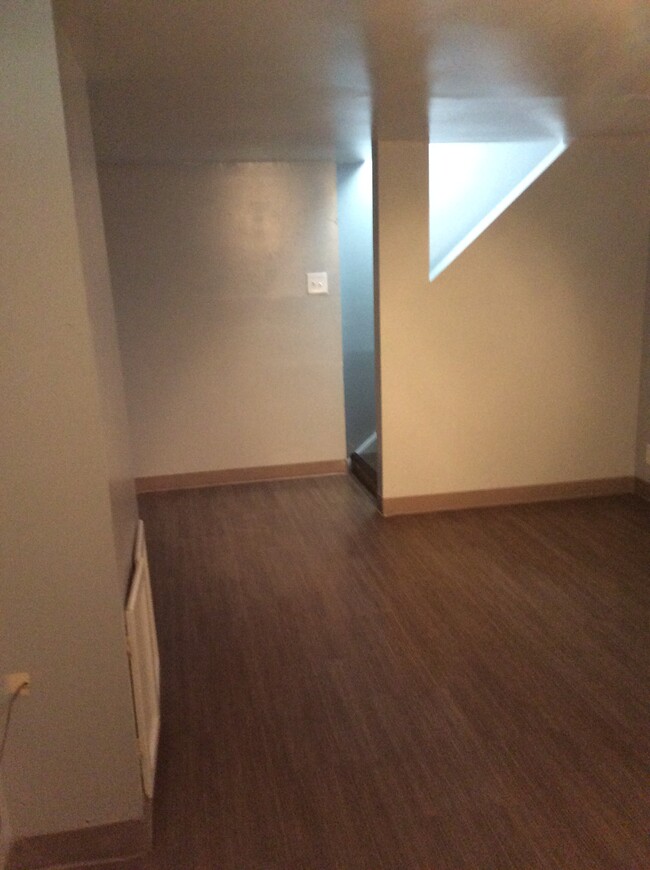 Building Photo - 1096 Bristol Ct