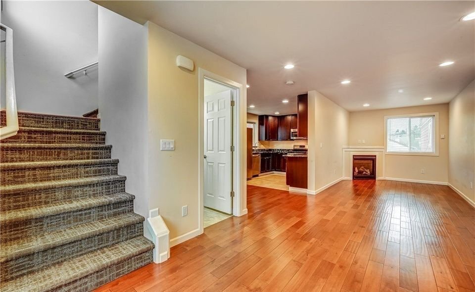 Building Photo - 5726 Roosevelt Way NE