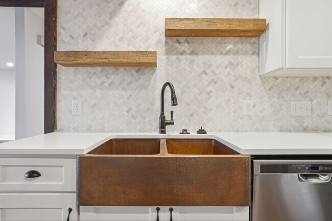 Building Photo - Beautifully Updated Condo with High-End Finishes Throughout