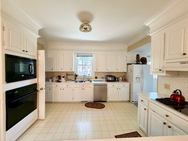 Building Photo - 525 Meadow Brook Dr