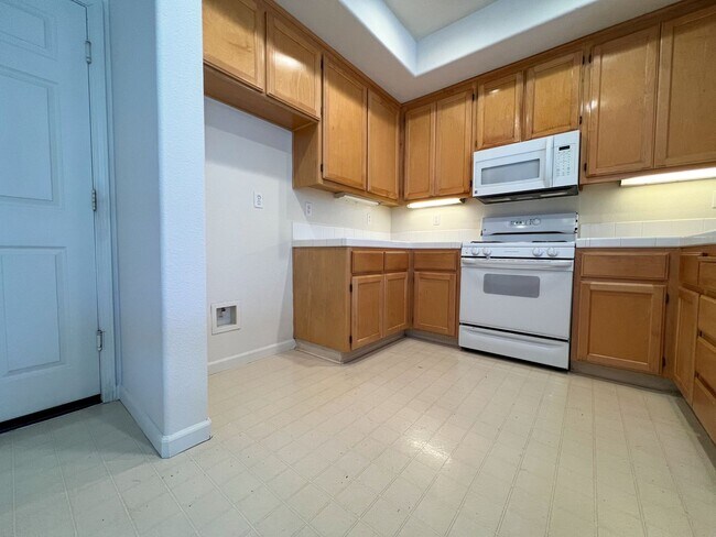 Building Photo - 4 Bedroom, 3 Bathroom Home in Heron Bay, S...