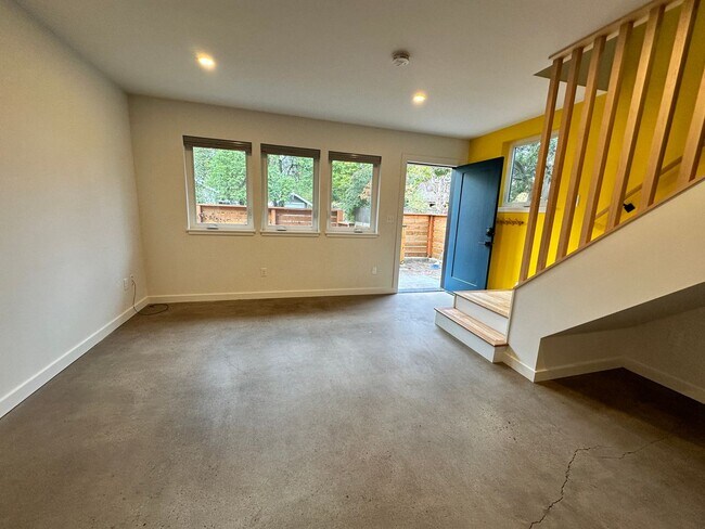 Building Photo - Like-New ADU in NE Portland!