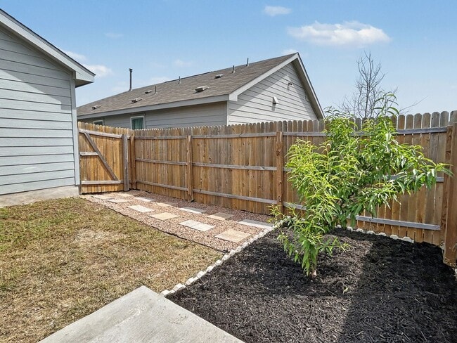 Building Photo - Charming Single-Story Converse Home