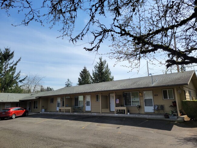 Building Photo - Rent Special: 1/2 Off June's Rent!! Ground Level 1 Bedroom 1 Bath W/ AC