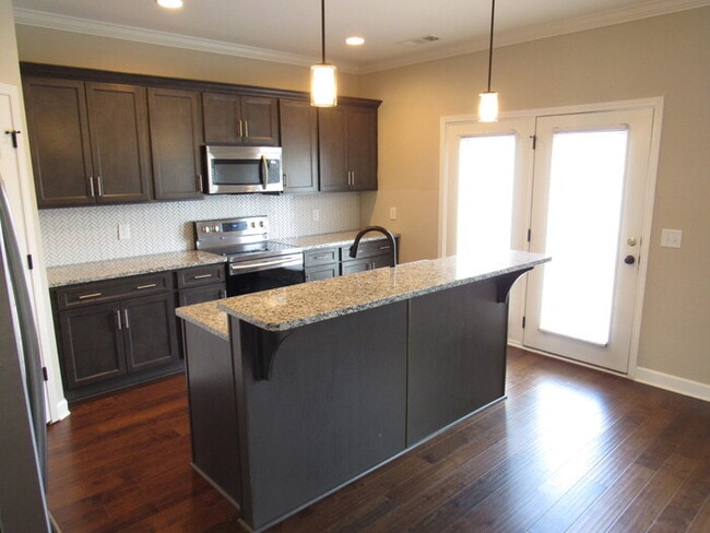Building Photo - Old Hickory townhome, like new!