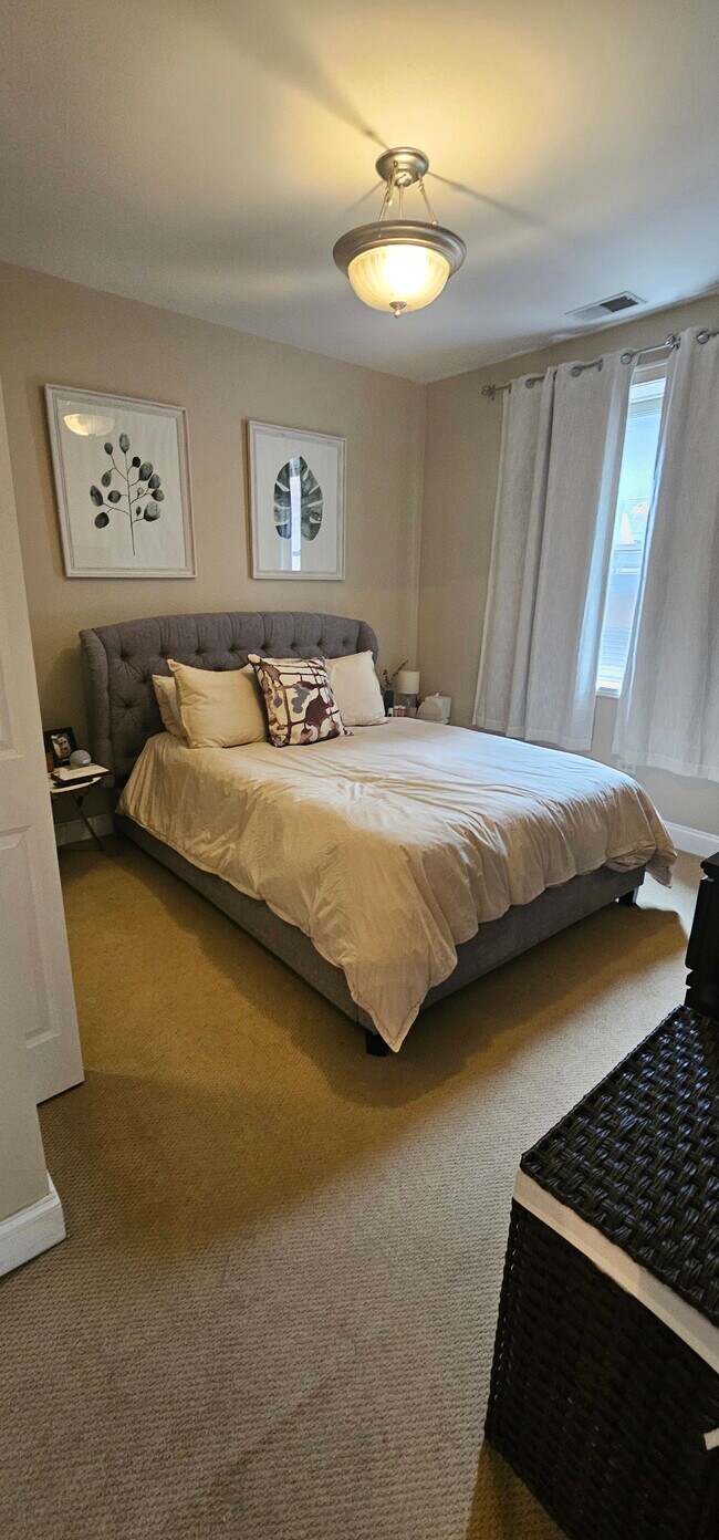 Building Photo - 2330 W St Paul Ave