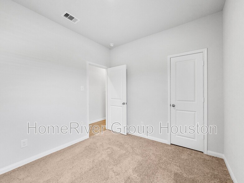 Building Photo - 313 Kim Ln