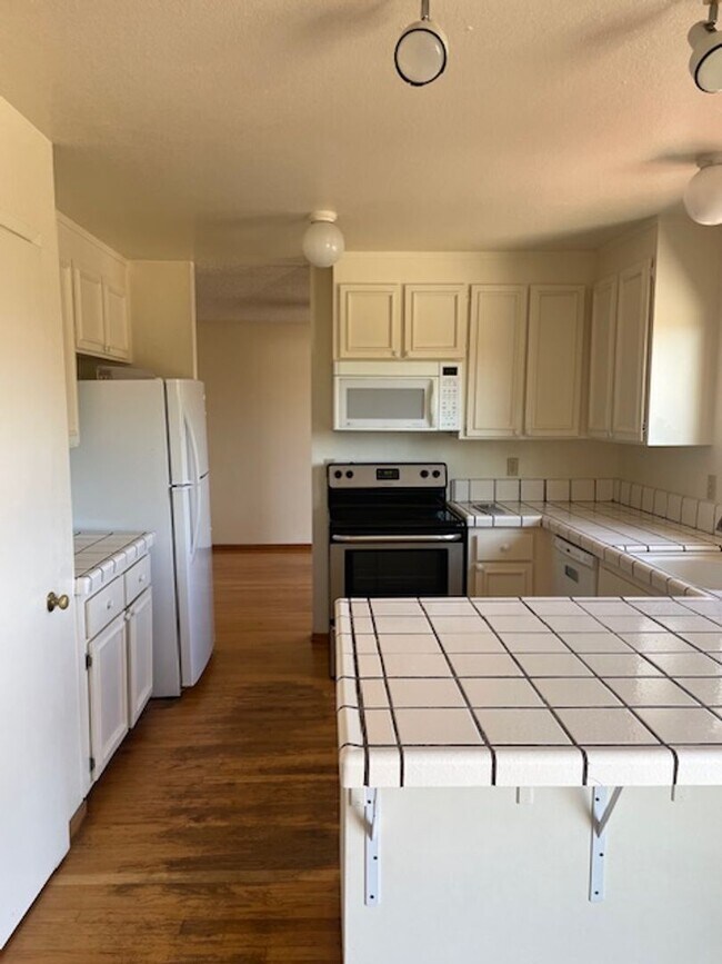 Building Photo - Four bedroom two and half bath on the uppe...