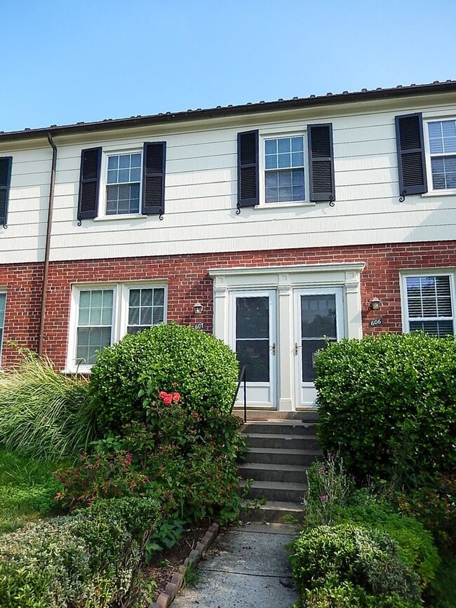 Building Photo - Sun-Filled & Well-Maintained 1 Bed 1 Bath Interior Townhome In Arlington Village