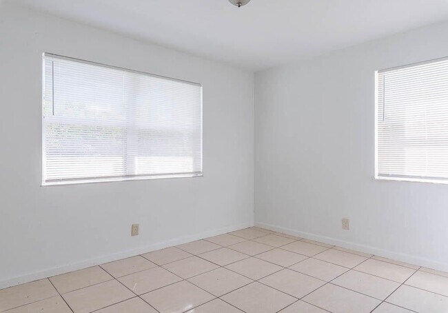 Building Photo - 314 E Gateway Blvd