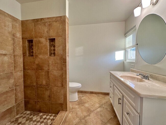 Building Photo - Elegant 3BR/2.5BA Home with Sparkling Pool!