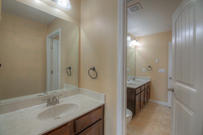 Building Photo - 2298 Dewey Dr