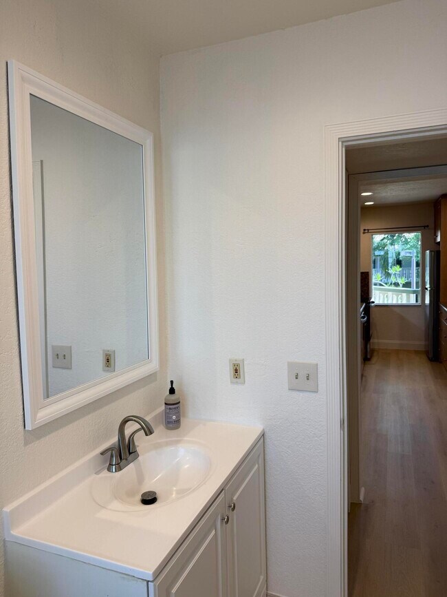 Building Photo - 1423 Holly Heights Dr
