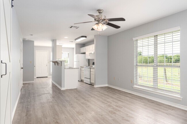 Building Photo - College Station home with stalls and arena on site!